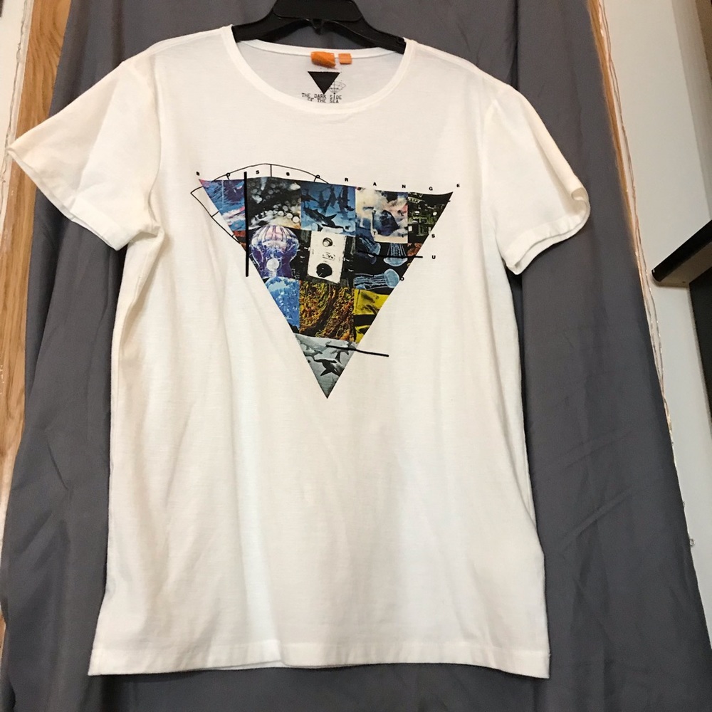 ⚪️💙White T-Shirt w/ Design💙⚪️